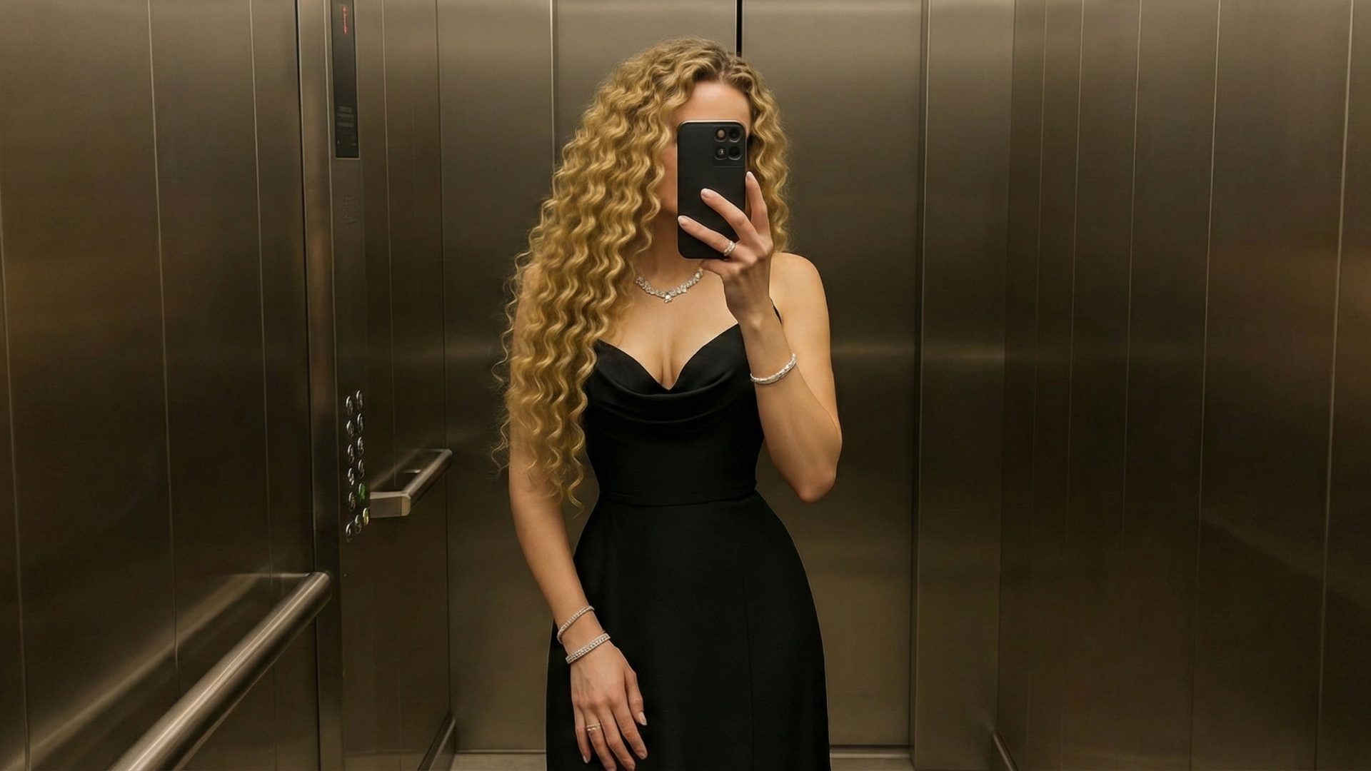 Pessoa tirando uma foto de perfil elegante em um ambiente bem iluminado, focada na construção de imagem pessoal