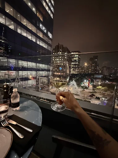 Ana Flavoa no Rooftop em seu primeiro encontro com o sugar daddy médico