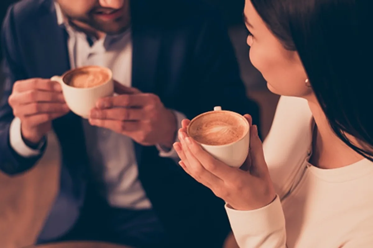 Casal conversando com xícaras de café, ilustrando o alinhamento de expectativas em um relacionamento sugar