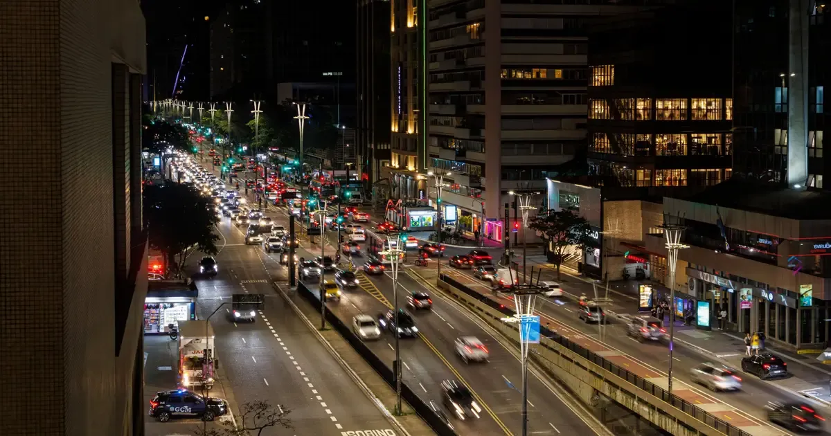 Avenida Paulista à noite, com prédios iluminados e trânsito, ilustrando o post sobre São Paulo, a cidade com mais sugar daddies do Brasil